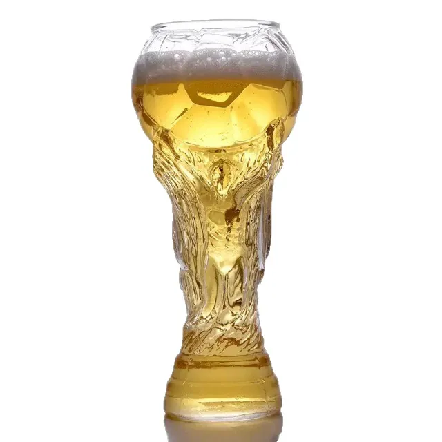 Halba de bere, cu tematica Cupa Mondiala 2026, fabricata din sticla rezistenta - un cadou elegant cu tematica de fotbal, potrivit pentru barbati, tati, Ziua Tatalui, zile de nastere si zile de meci - perfecta pentru a fi savurata zilnic