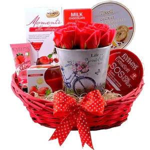 Cos Cadou Elegant, Cadouri Rafinate, model Lady in Red, cu Aranjament floral, Lumanare parfumata, Fursecuri daneze cu unt, Crema pentru corp si ten, Praline fine din ciocolata si alte surprize, 8 Articole