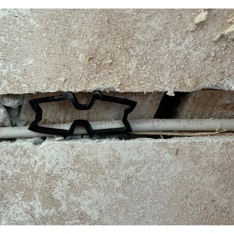 Cleme Fixare Cablu, Retro Electrica®, DUO CLIPS, Cleme Fixare Cablu Copex Set 200 Buc, Cleme Fixare Cablu Polipropilena PP Reciclata, Montaj Rapid Fara Surub Pentru Tuburi Santuri 22-50mm, Organizare Profesionala Instalatii, Negre