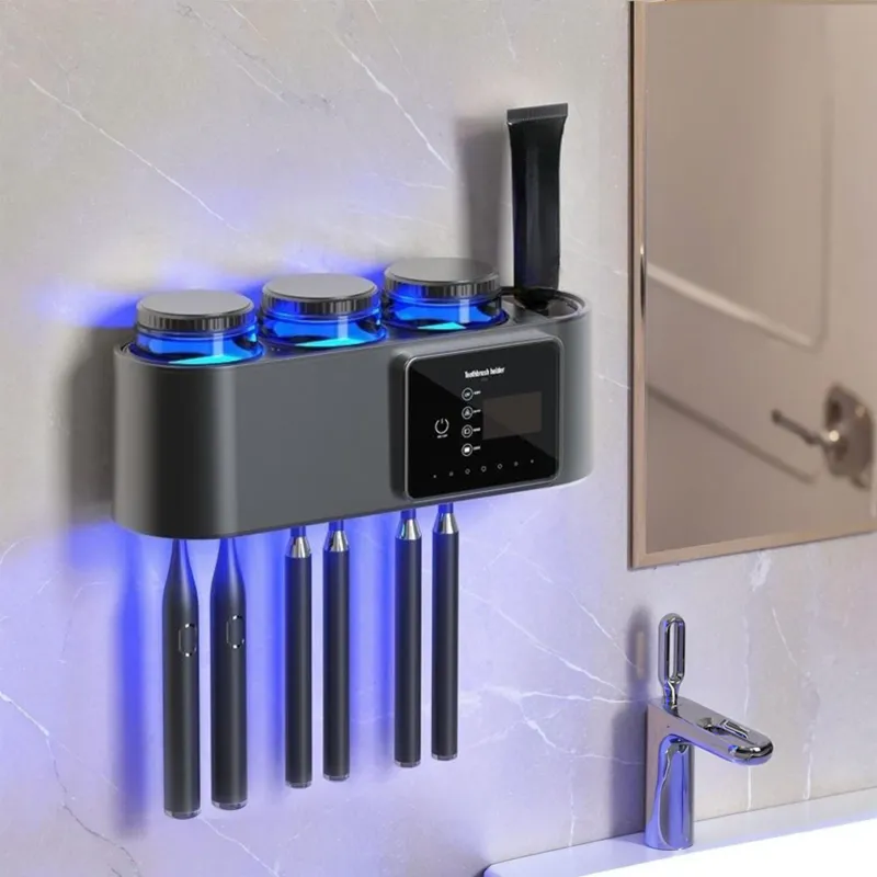 Sterilizator UV pentru periute de dinti, functie de uscare si sterilizare antibacteriala UV, eficienta dezinfectare 99.99%,6 sloturi, 3 suporturi pentru cesti, acumulator 2000mAh, afisaj digital, incarcare solara si USB, montaj fara gauri, negru